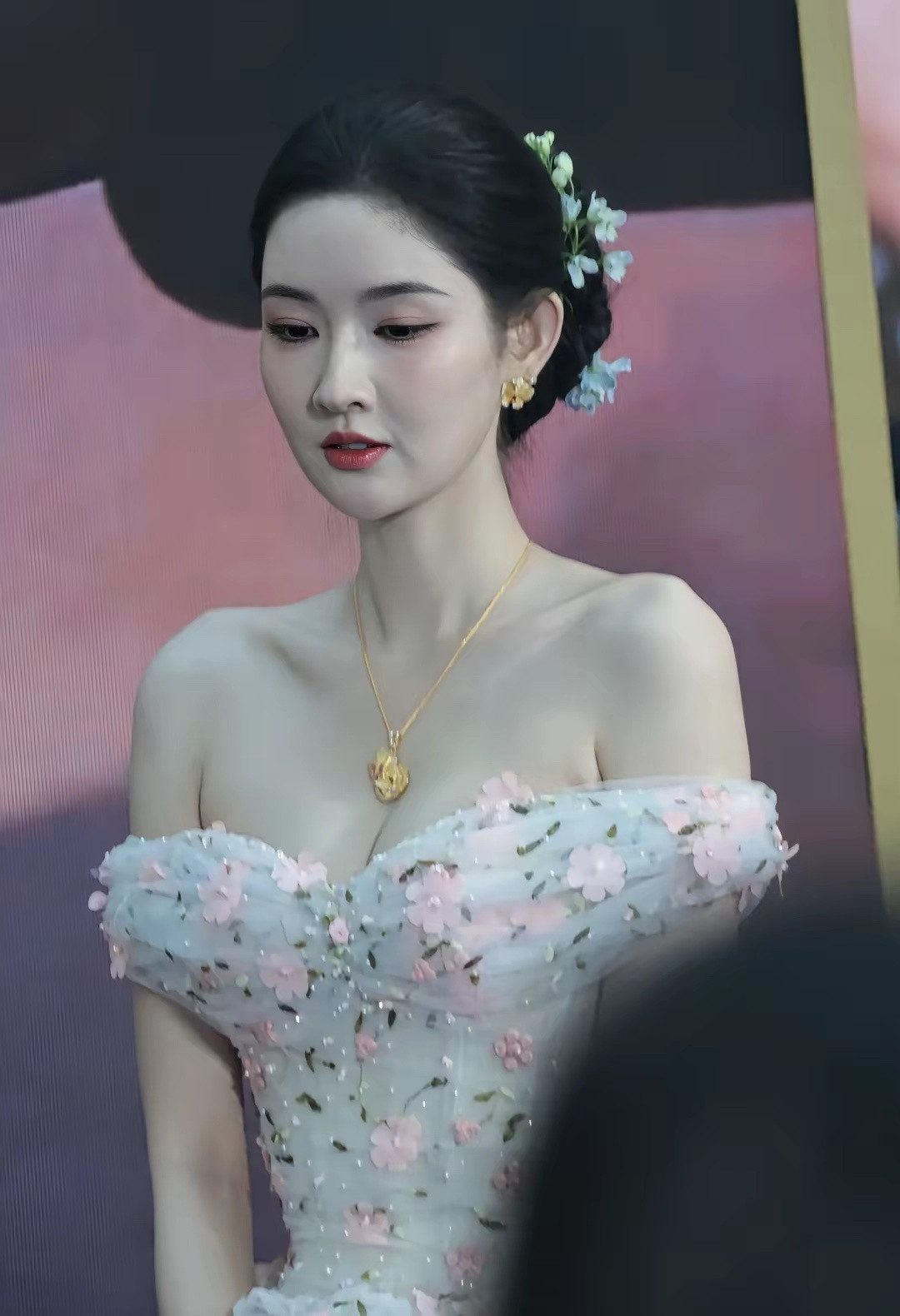 王玉雯参加活动穿搭可谓是惊艳全场，就这组图还能被当做废片吗？