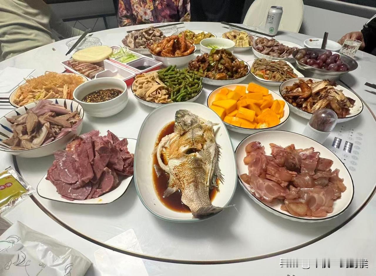 老板今天特别高兴！弄了一大桌子菜请我们几个嫡系喝酒，问他原因呢死活也不说，只说现