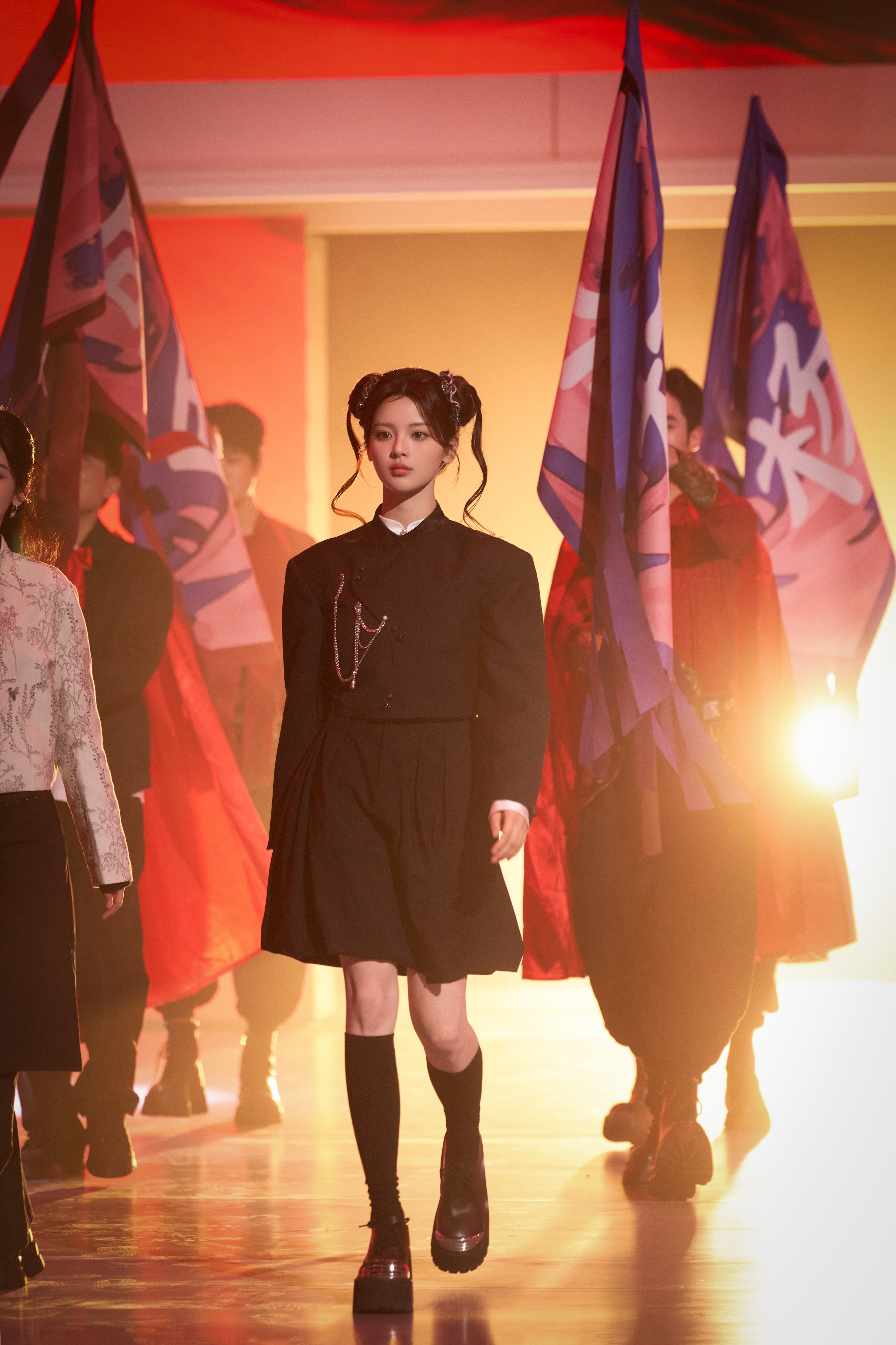 杨超越的脸只有一个巴掌大超越妹妹黑袜黑皮鞋