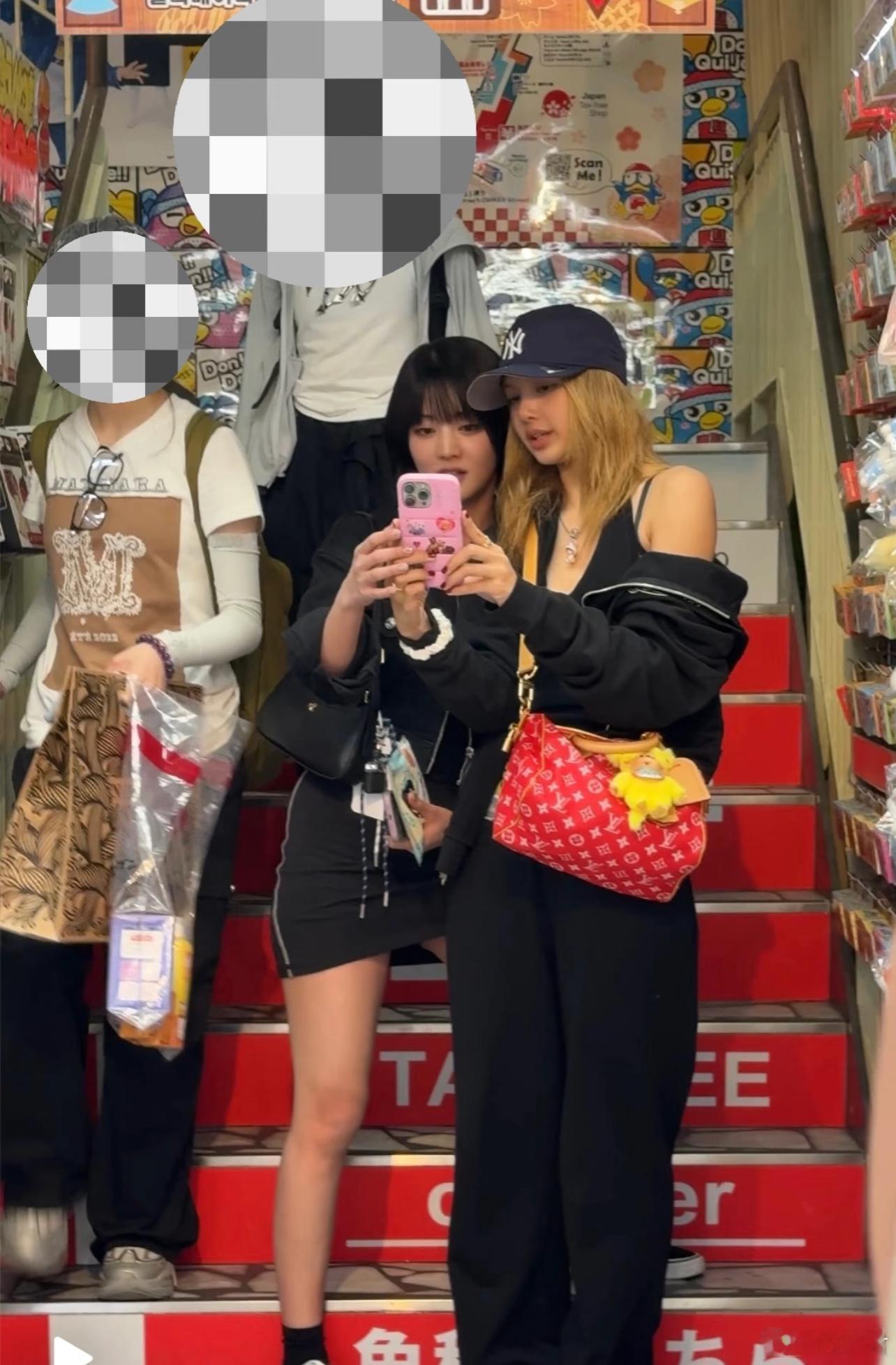 东京偶遇Lisa与Minnie逛街网友东京偶遇Lisa与Minnie一起逛街，