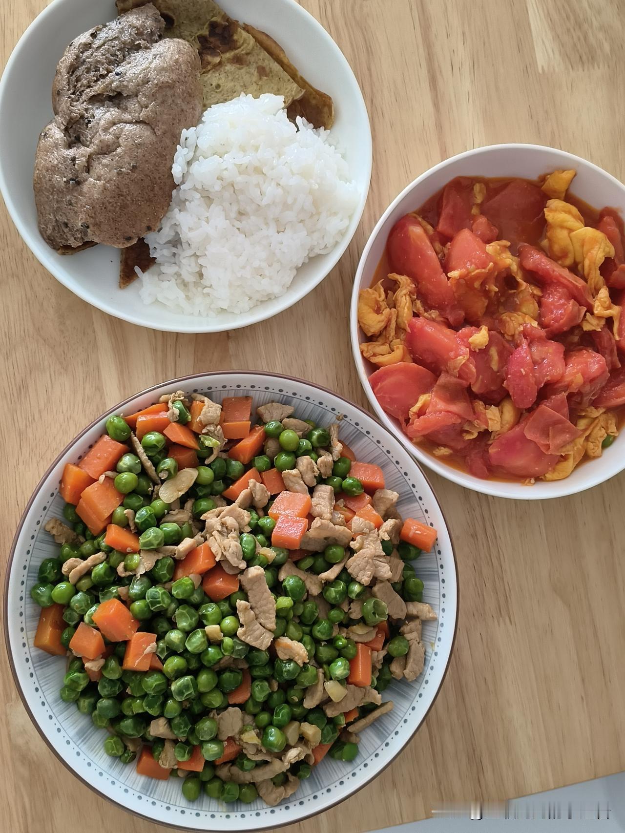 今天的午饭被三岁女儿嫌弃了[捂脸哭][捂脸哭]原本以为今天的这两个菜，女儿会很喜