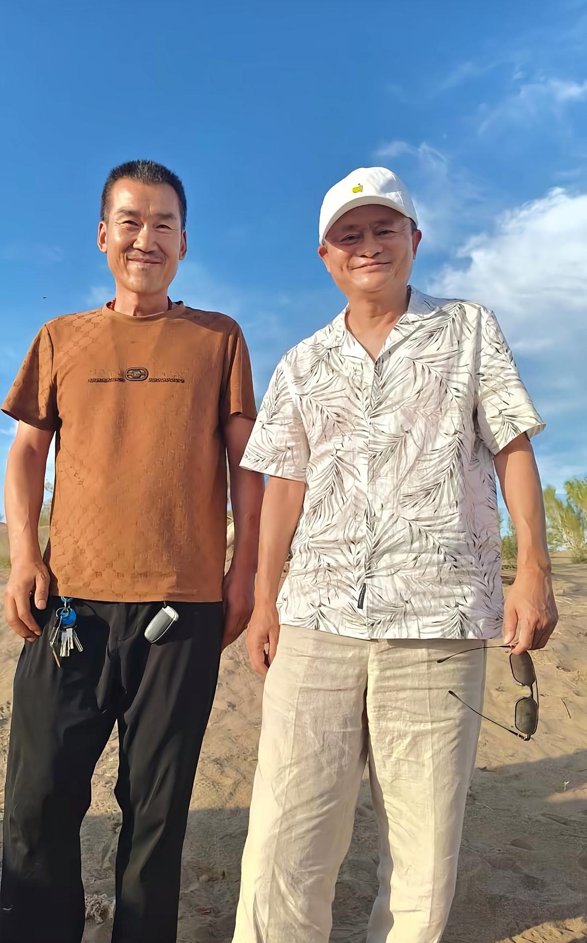 马云现身甘肃民勤近日，有网友分享了马云现身甘肃民勤的照片。照片中，马老师头戴