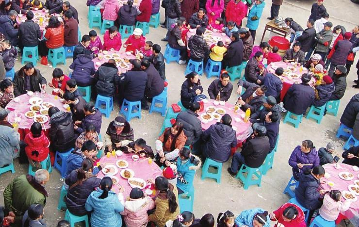 在很多三四线城市和农村，经常能看到一种奇观：一家人一年辛苦挣个三五万，光是结婚、