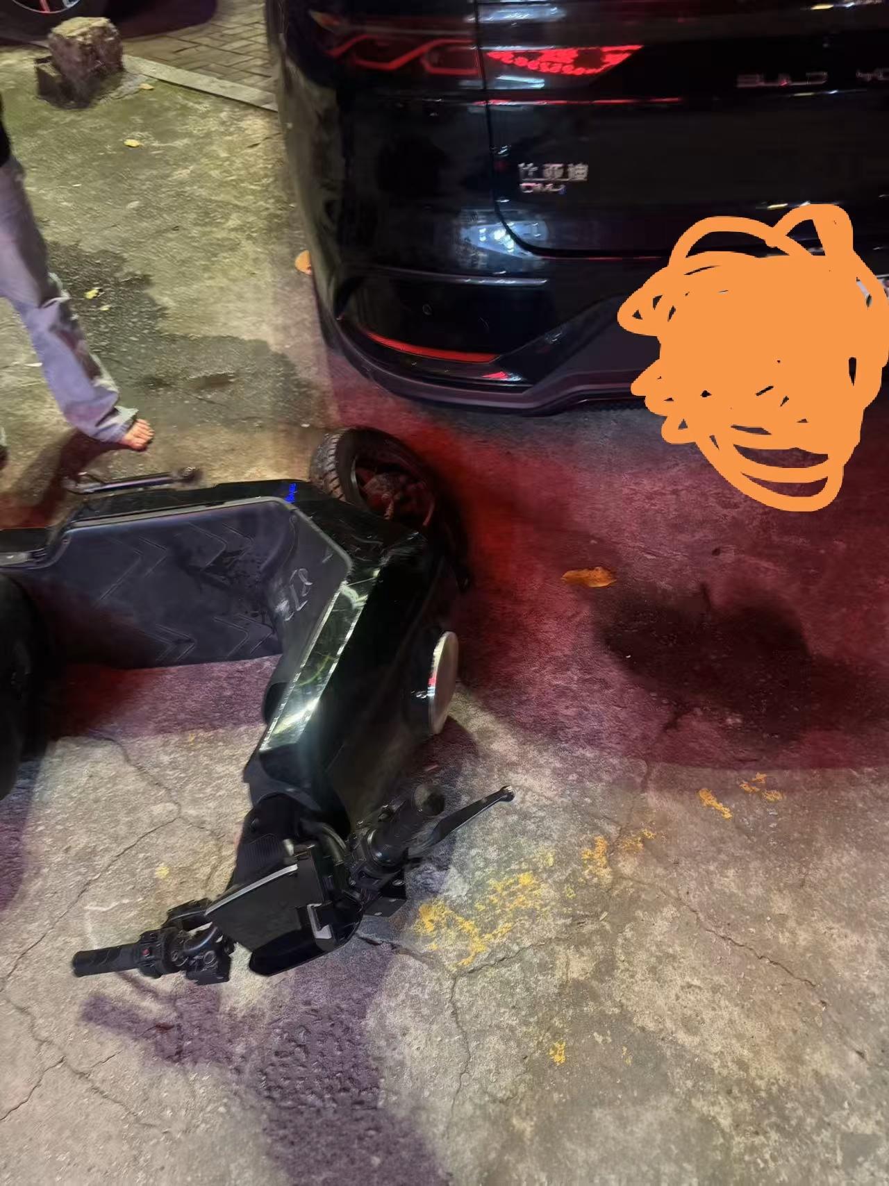 人品难得，广东东莞，凌晨一小伙骑电动车摔倒，他弯腰去扶车时，手一滑拧到了油门，车