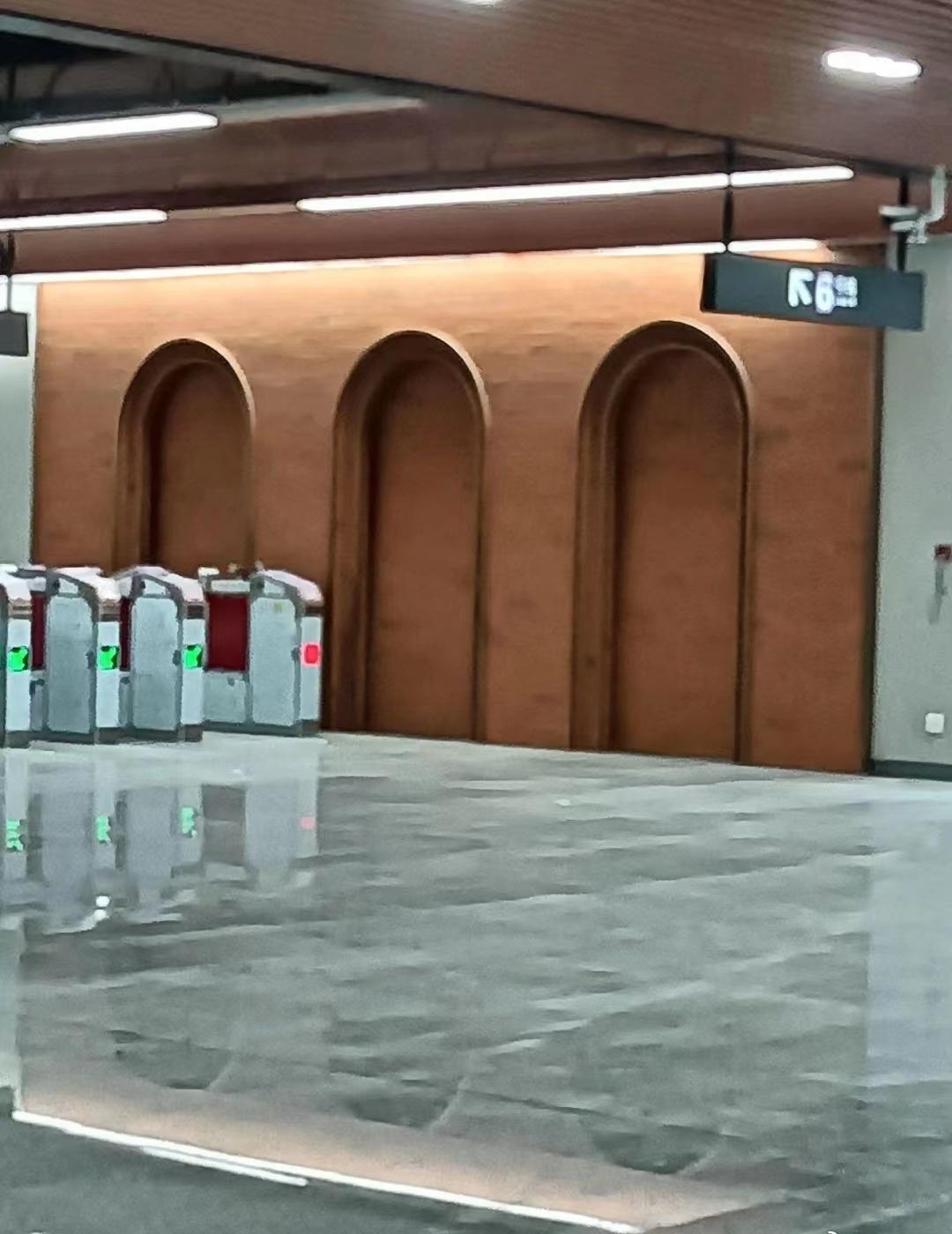 合肥地铁6号线市博物馆站装修风格还不错，既有瑶海区的工业风格，又很有底蕴特色，期