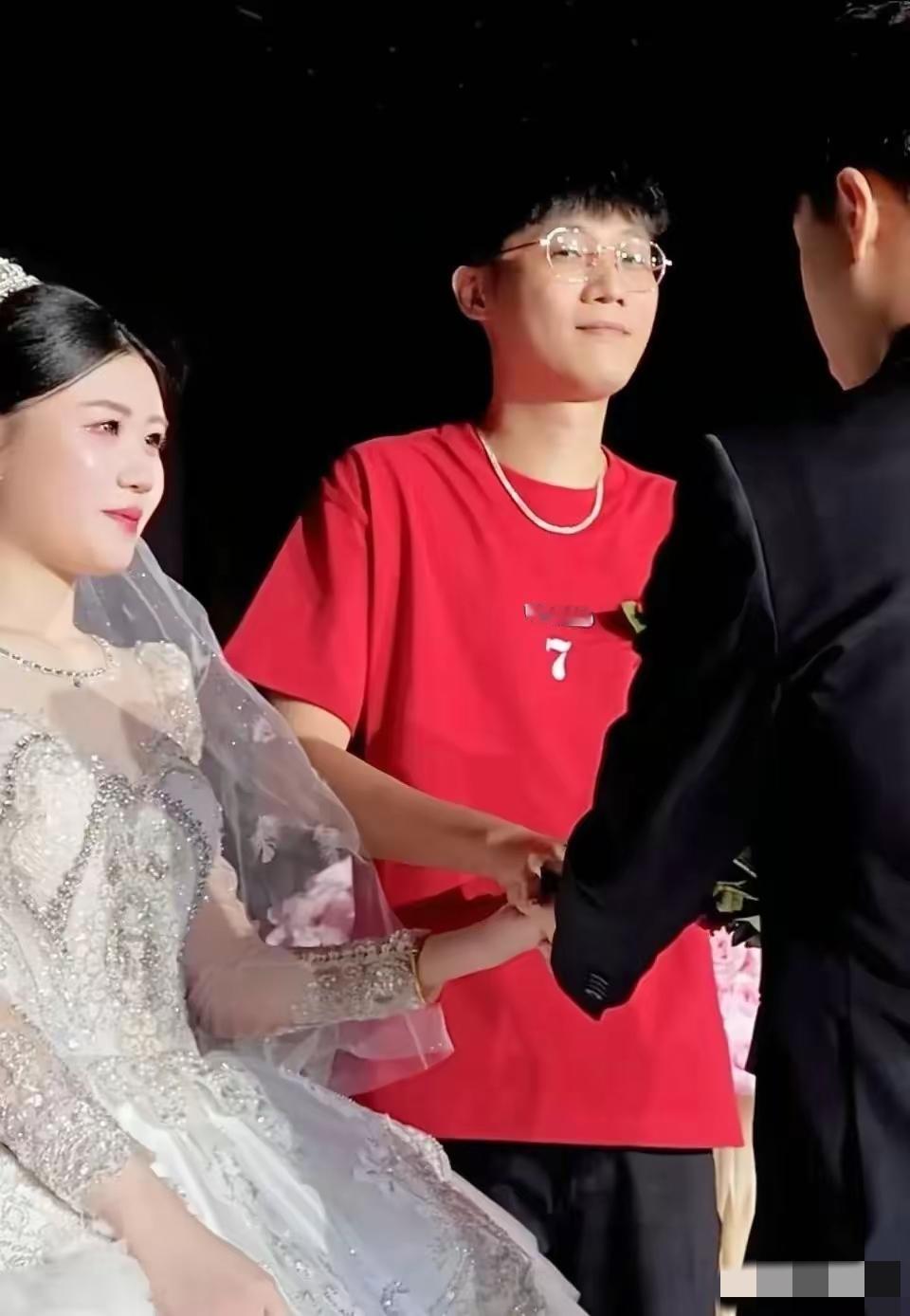 其实大家一直都忽略了一件事。那就是这位41岁的"冻龄岳父"之所以火，根本不是