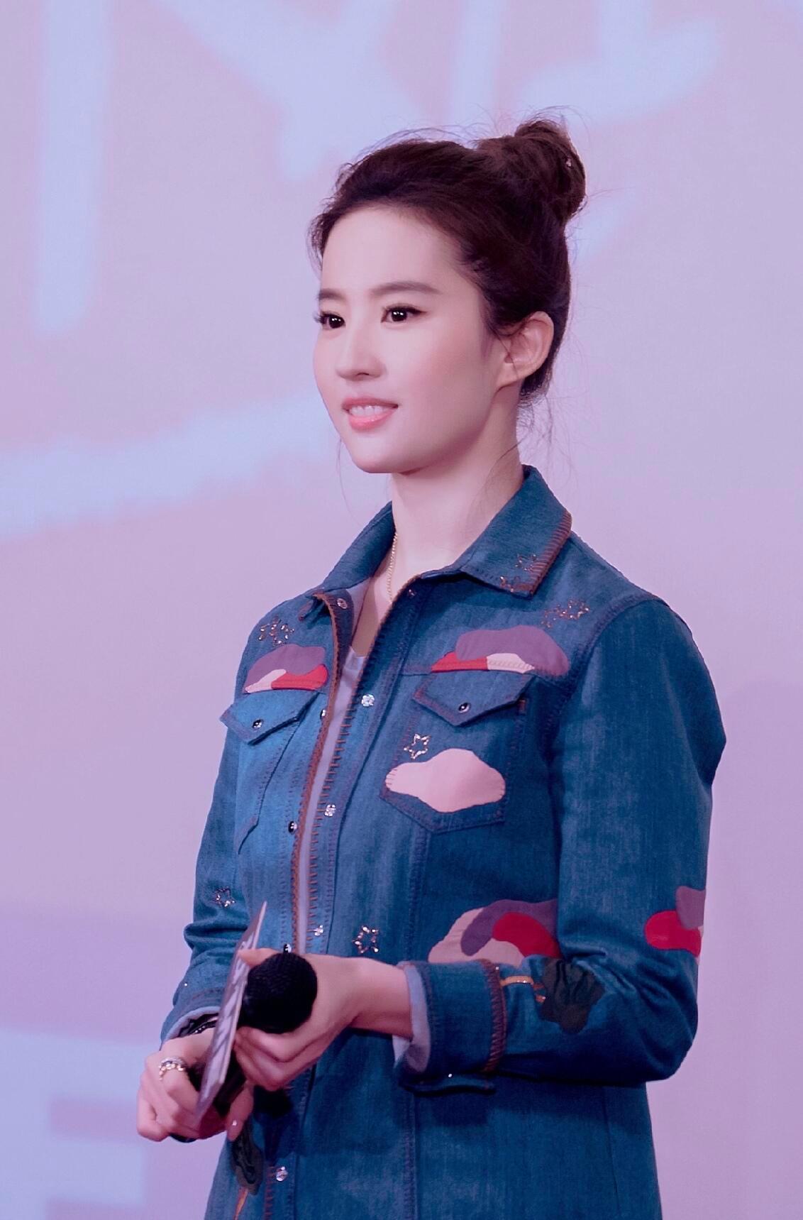牛仔服丸子头青春粉嫩