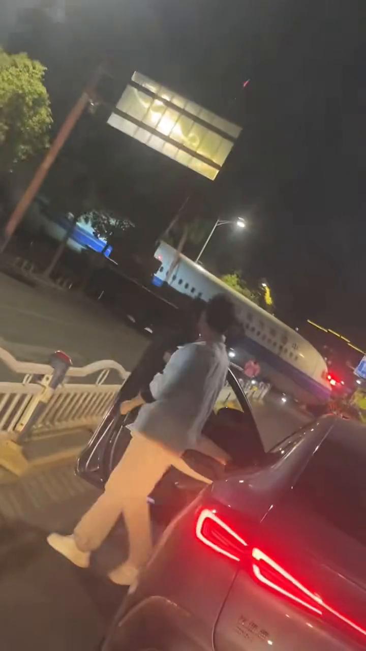 飞机掉下来了。