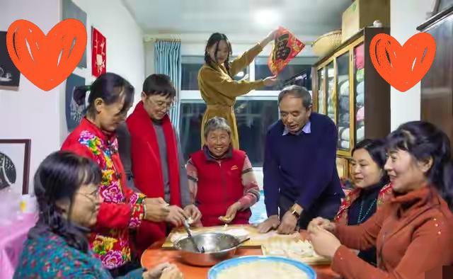 给公公办完后事，大姑姐急着要走，我和老公拿着账本拦住她不让走。端午节前夕