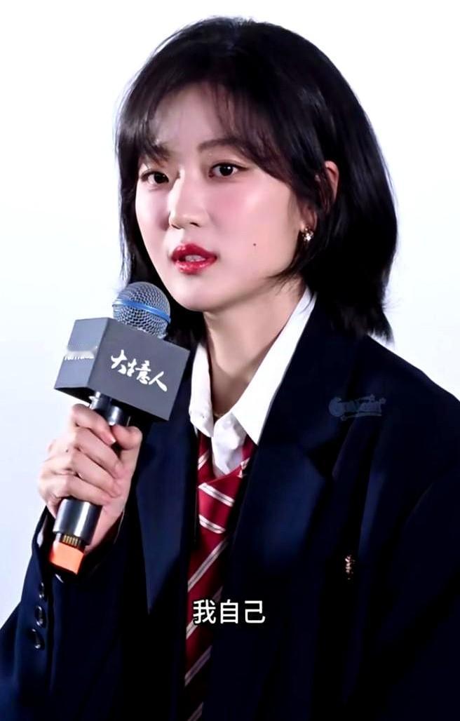 孙千这人我是真搞不懂了。28岁还没个像样的出圈大主干，资源却好得离谱，不仅能