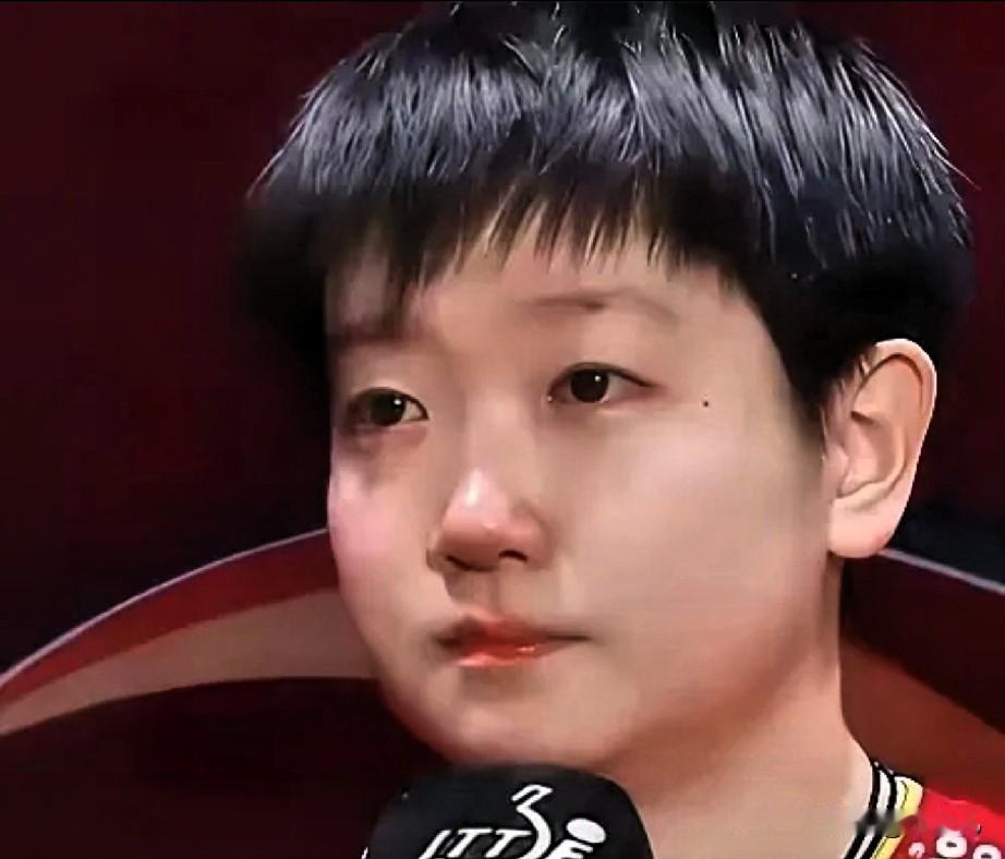 孙颖莎现在的处境，哪怕是外人看着都觉得窒息。一边是鲜花着锦的“年度人物”，一