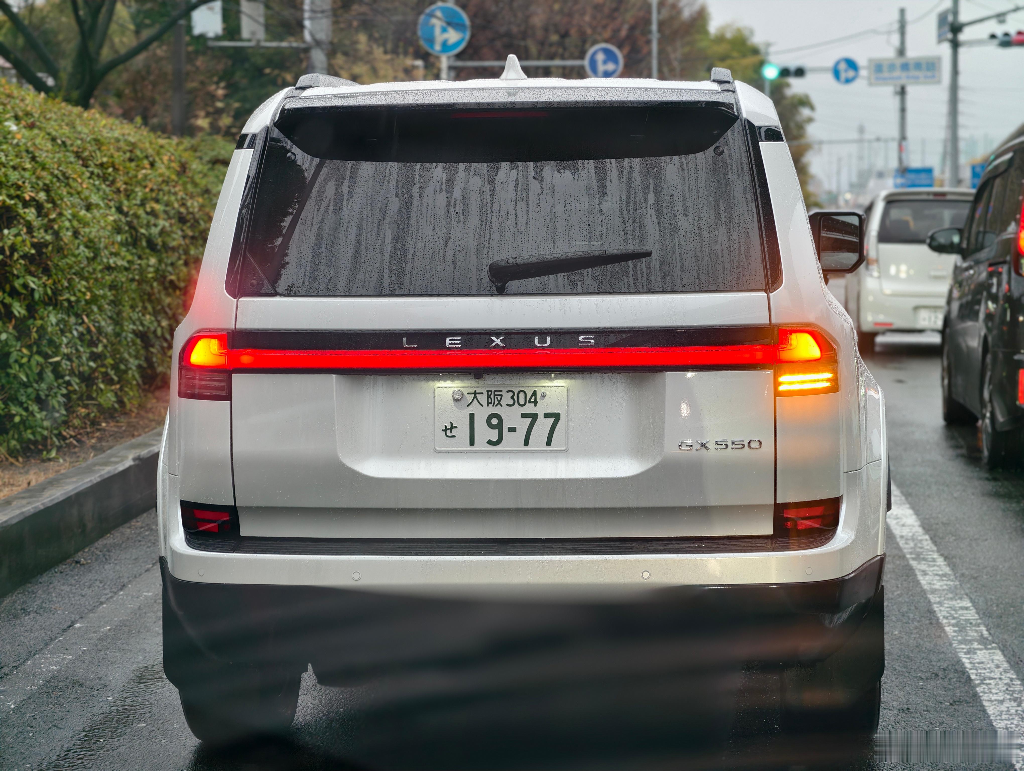 型车街拍雷克萨斯GX能见度越来越高了。动力有且只有一个：GX550，也就是