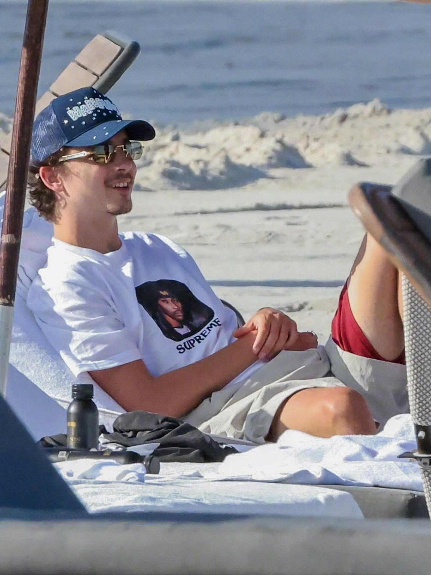 周五，甜茶TimothéeChalamet被拍到在Miami海滩悠闲放松