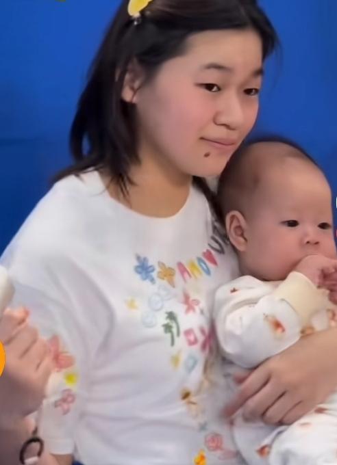 爱抱娃的全红婵结婚后会是啥样子？一定是典型的贤妻良母，而且家庭事业两不误。非常爱