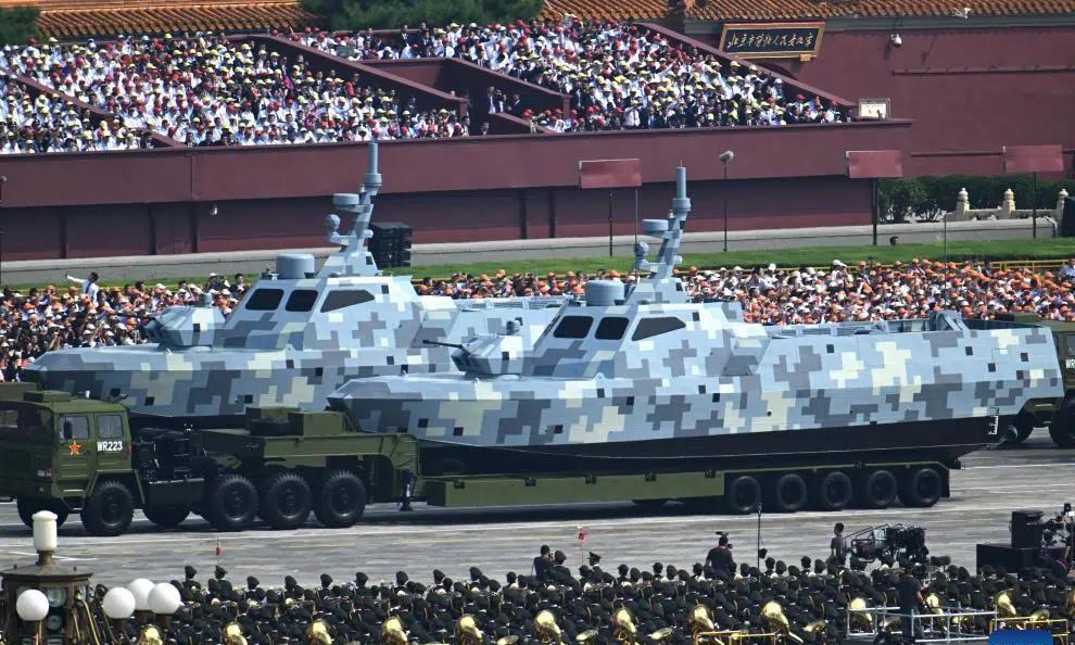 【阅兵式上的无人艇，为什么还有窗户？要有人员操作位做最后备份】9.3阅兵，解放