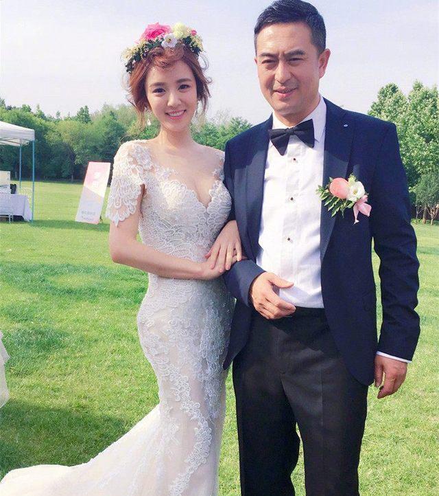 这肯定是一张剧照吧，左边的帅哥是演员张嘉译，真正的老戏骨，拍过好多经典角色，和颜