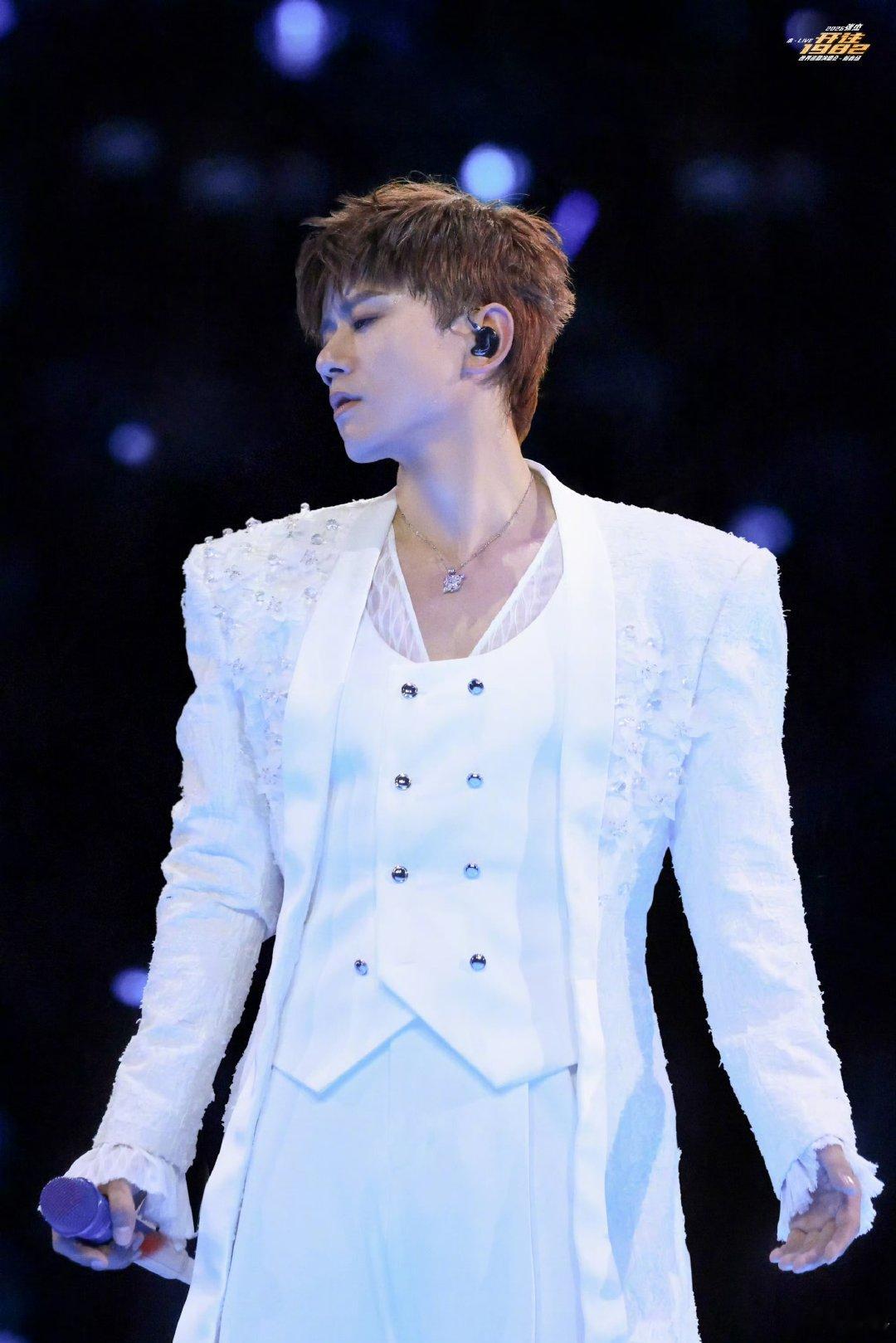 张杰演唱会上教粉丝跳舞张杰演唱会名场面再+1！教粉丝跳舞这波操作，直接把快乐