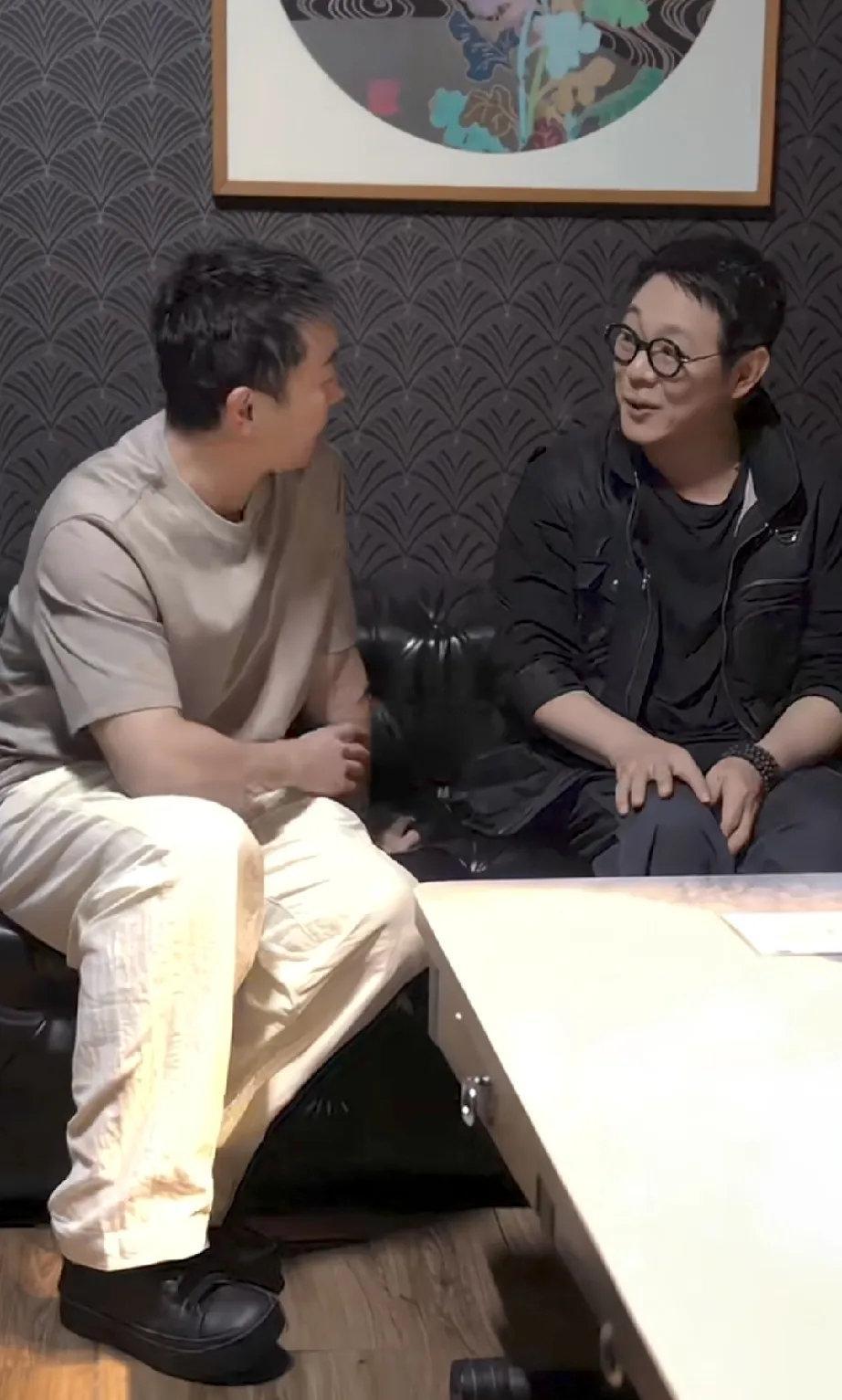 李连杰谢苗于荣光小聚，仿佛要开武林大会谢苗和李连杰坐在一块真的有几分父子相，导演是会选角的，脸型和身