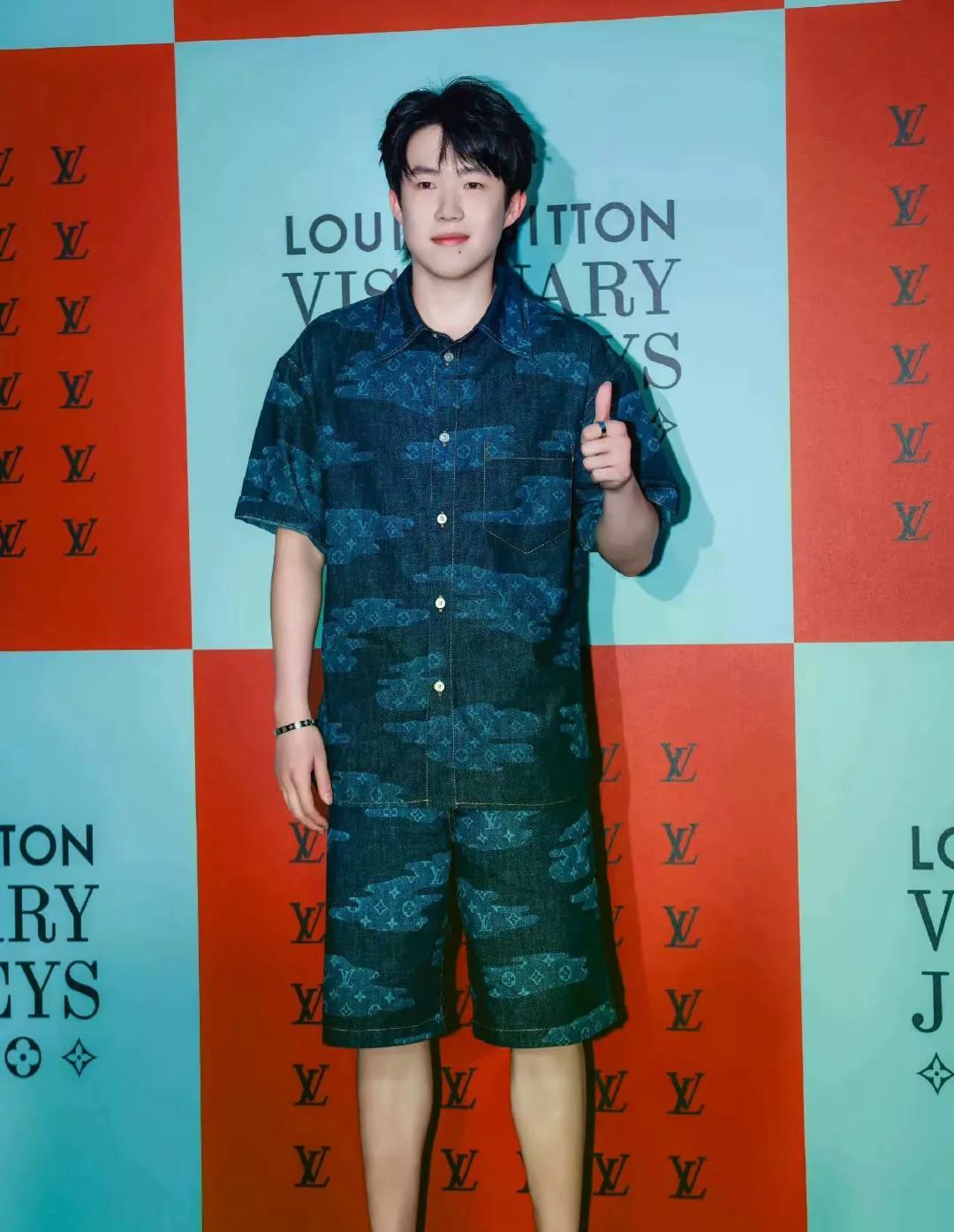 不得不说这家伙穿这套衣服是真帅！只是现场这闪光灯火花四溅的，好怕王楚钦来句“NO