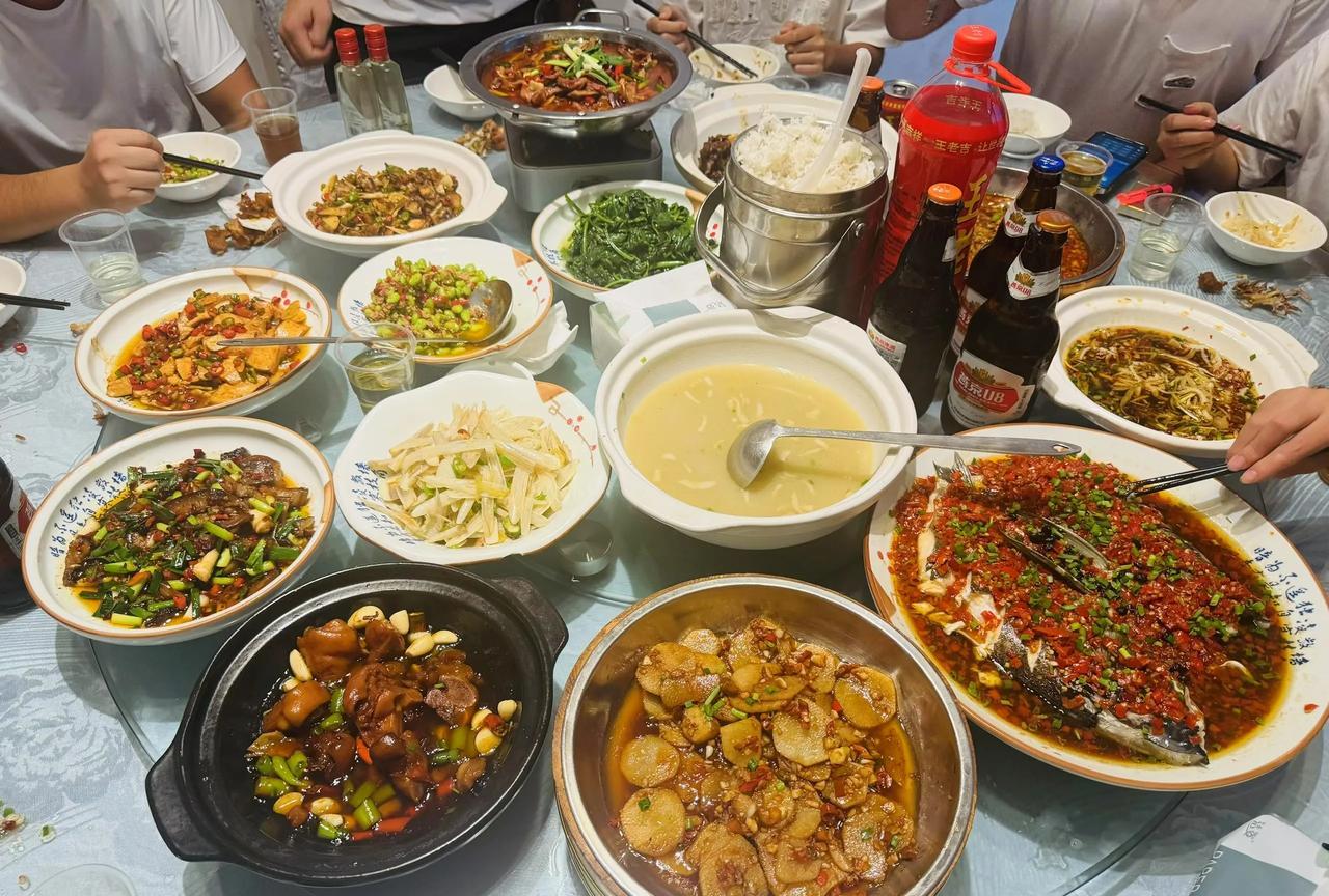 请大神们看看这一桌是什么地方的菜？看得我头上直冒汗！[笑着哭]