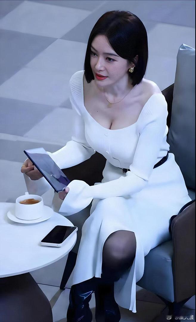 秦岚高清写真氛围感拉满，身姿容貌惊艳，妥妥人间绝色。
