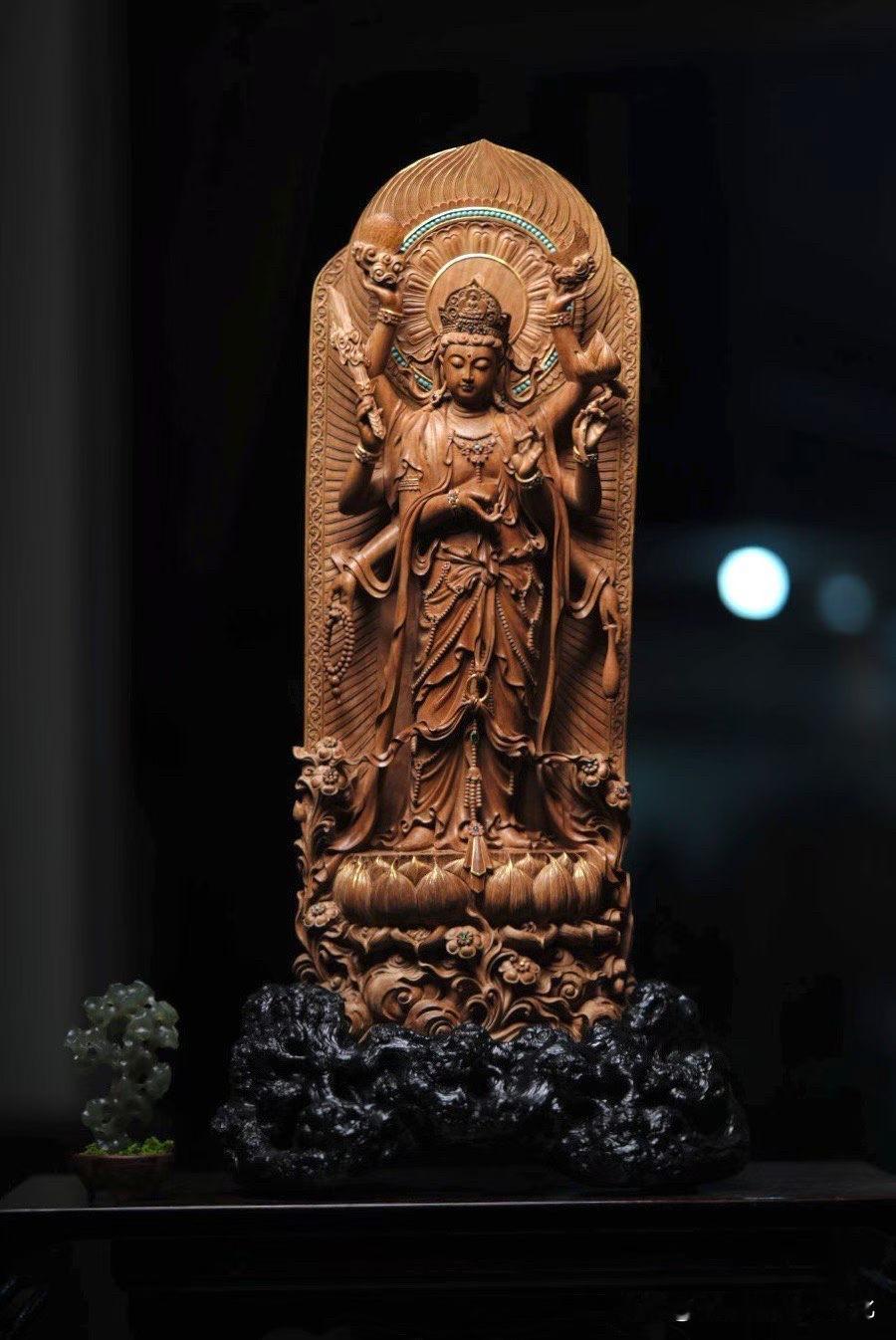 这尊八臂观音，第一眼是“多”，再看，是“稳”。手臂繁复，却一点不乱，每一臂