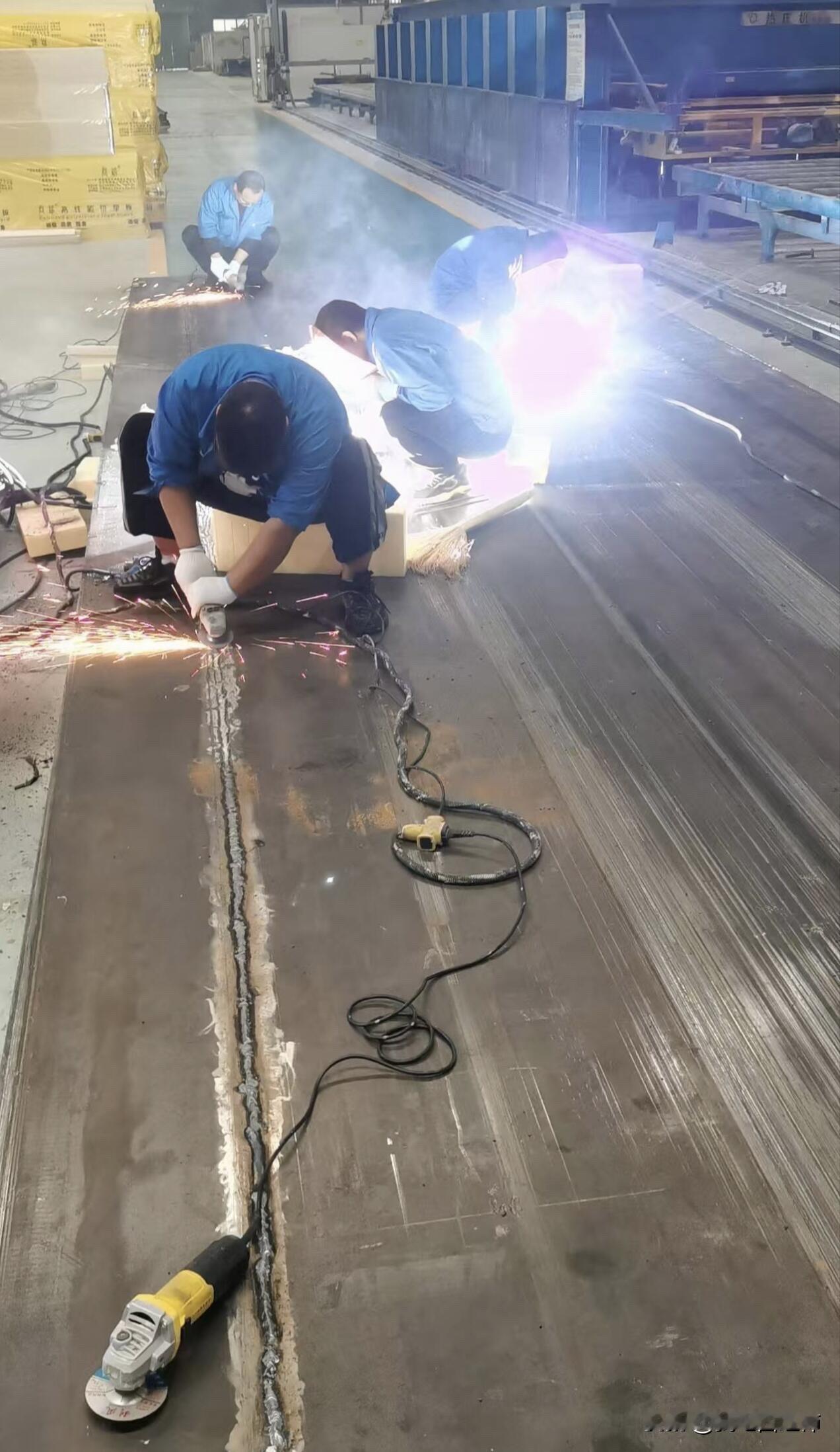 我表哥是电焊工，一天挣500块钱，借住我家已经半个月了，平时吃饭、喝水的都舍不得