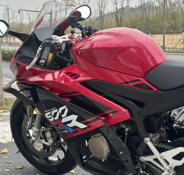 表弟骑了辆新车出门，老被人拦下来问牌子。他回一句“张雪机车”，觉得特有面子。