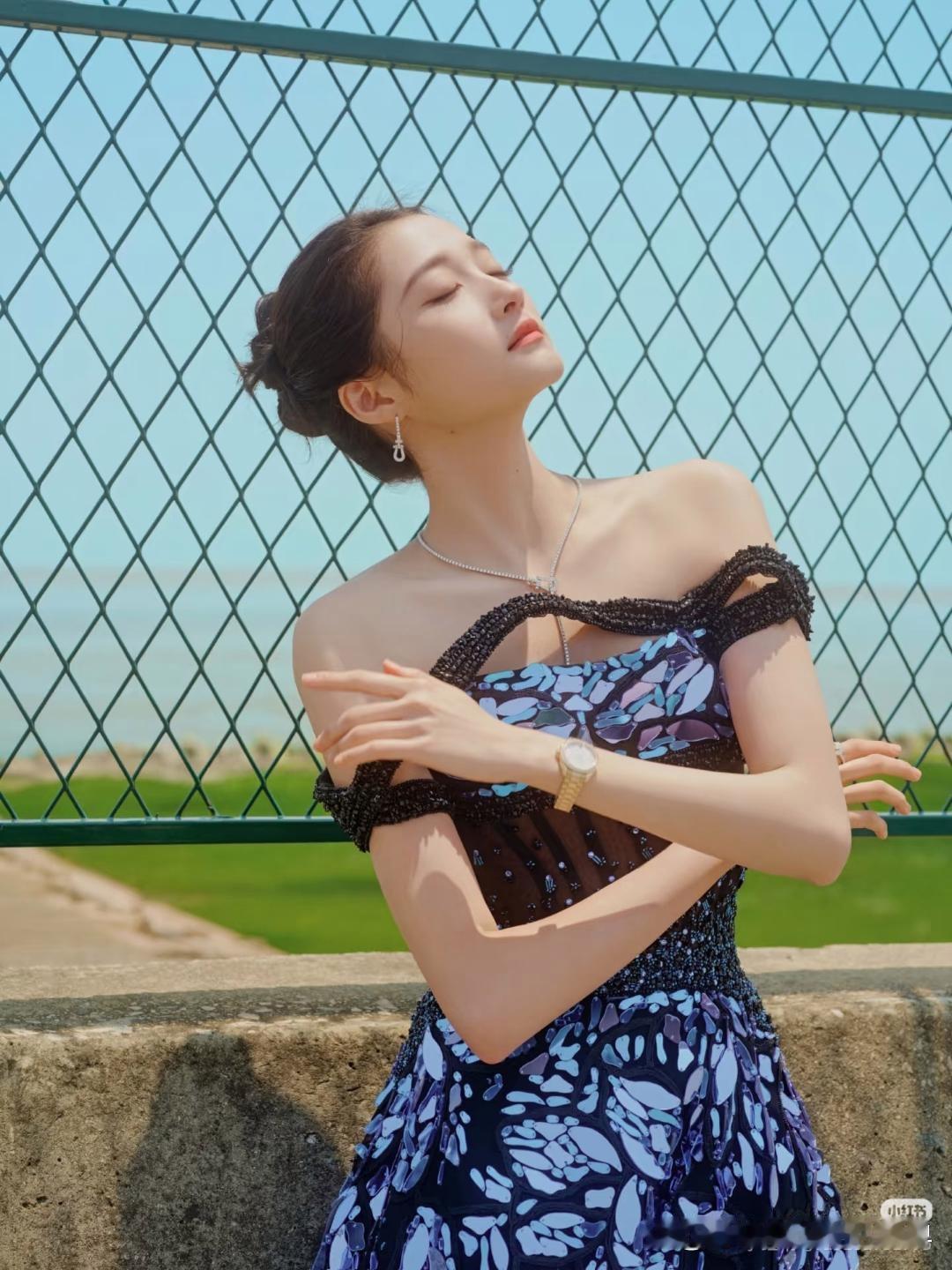 关晓彤这回选对了造型师，这一身简直美得不要不要的。