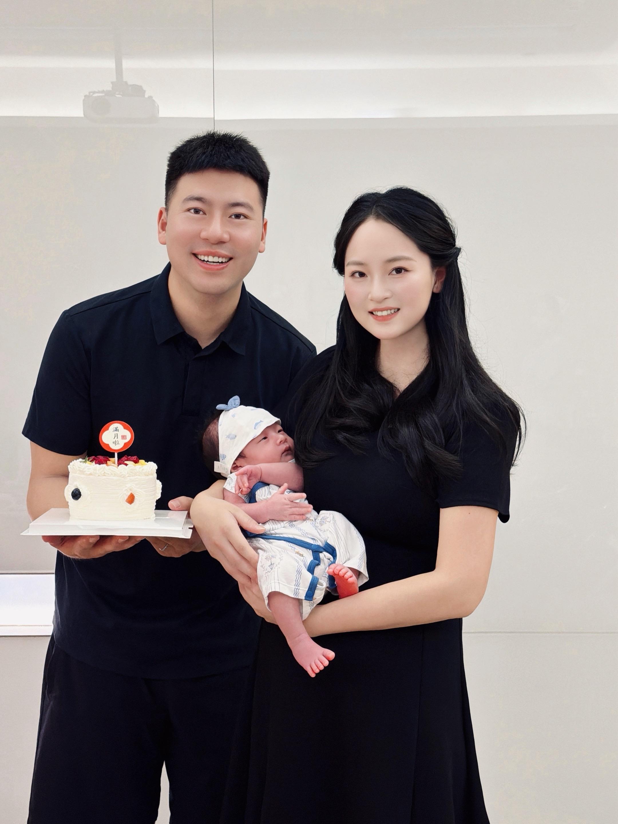 满月快乐，亲爱的王正翌小朋友 这一个月里 你在辛苦长大 我在努力成为妈...
