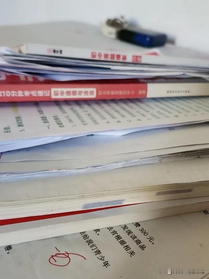 儿子放学说:“我们班的“文臣”都请假了，“武将”全在！可把老师愁坏了！”你能猜到