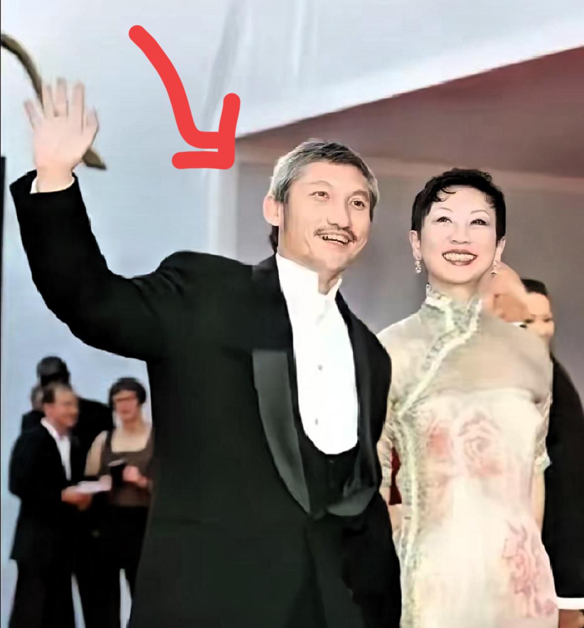 别不信，金庸看人是真的准。​他早就给施南生下了定论——"唯一对老公意乱情迷的