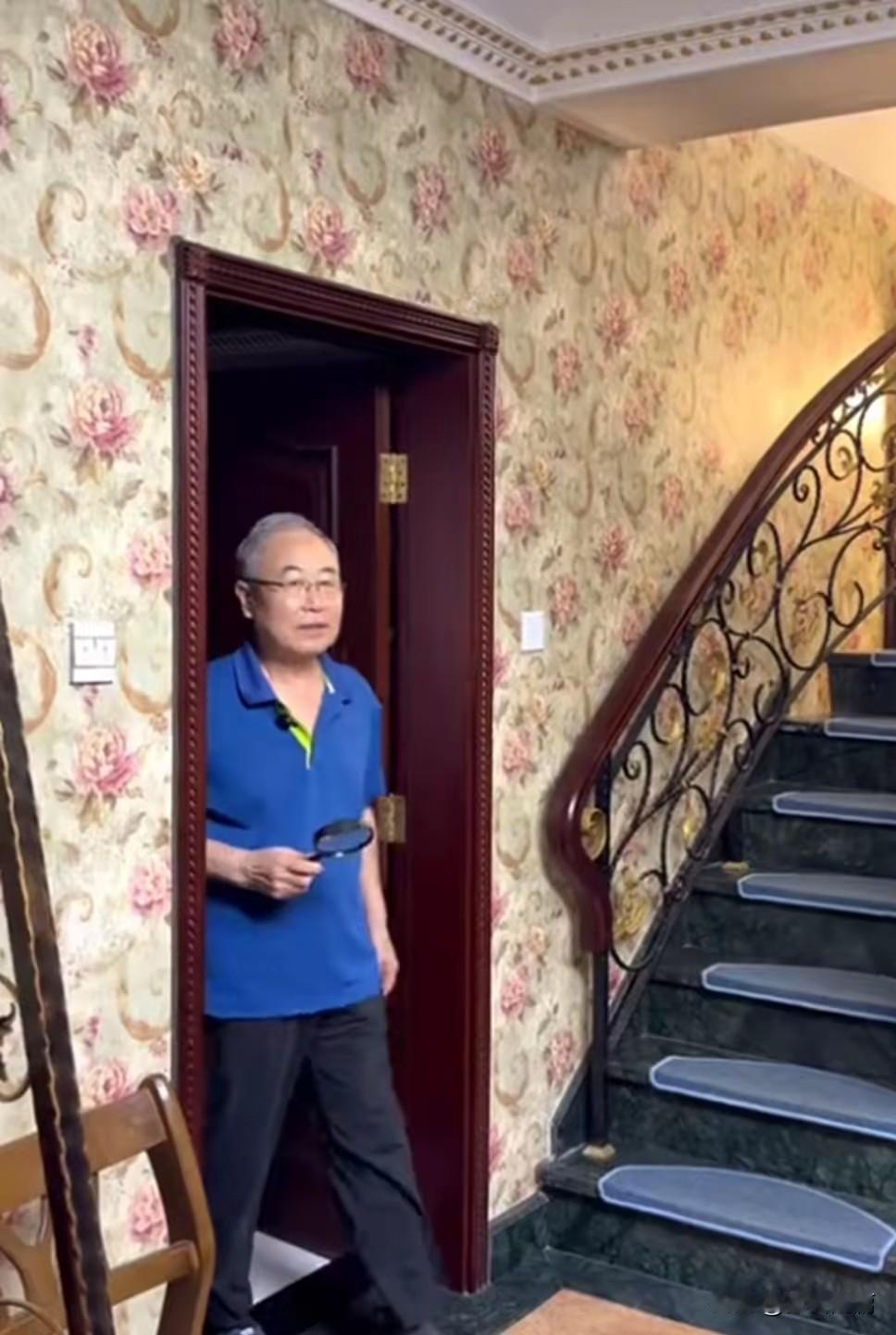 在北京住这样的房子，绝对的豪宅了！《我爱我家》贾圆圆的扮演者关凌，她回北京