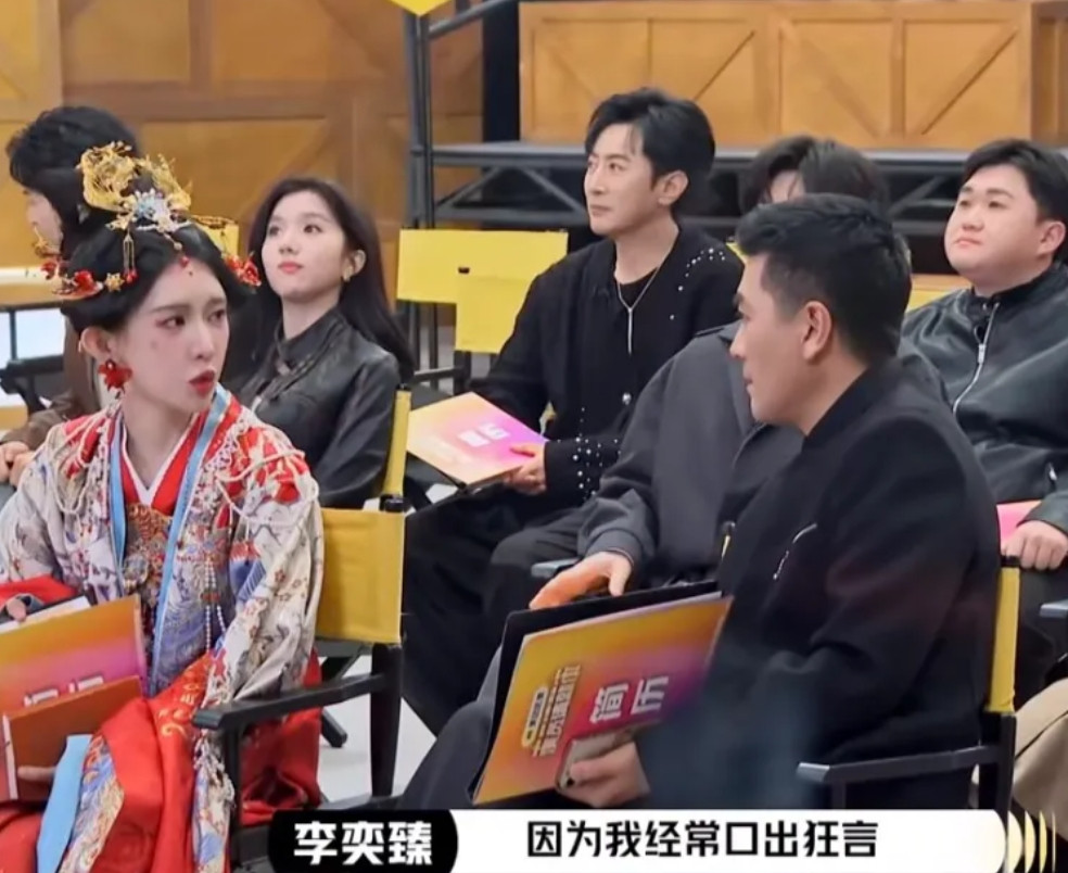 杨子来到《演员请就位》后台，大家都起身迎接，李奕臻看到杨子就说自己有他的微信，然