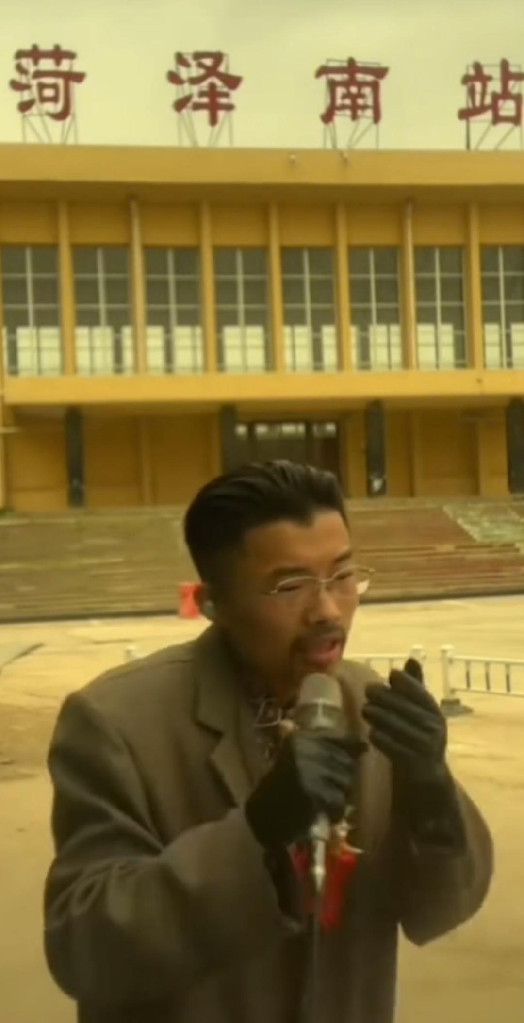 曾靠一首老歌封神的郭有才，现在连9.9元的袜子都卖不动了。还记得当初他