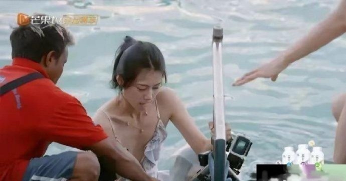 赵昭仪穿的泳衣这么露居然没走光，这也太幸运了吧