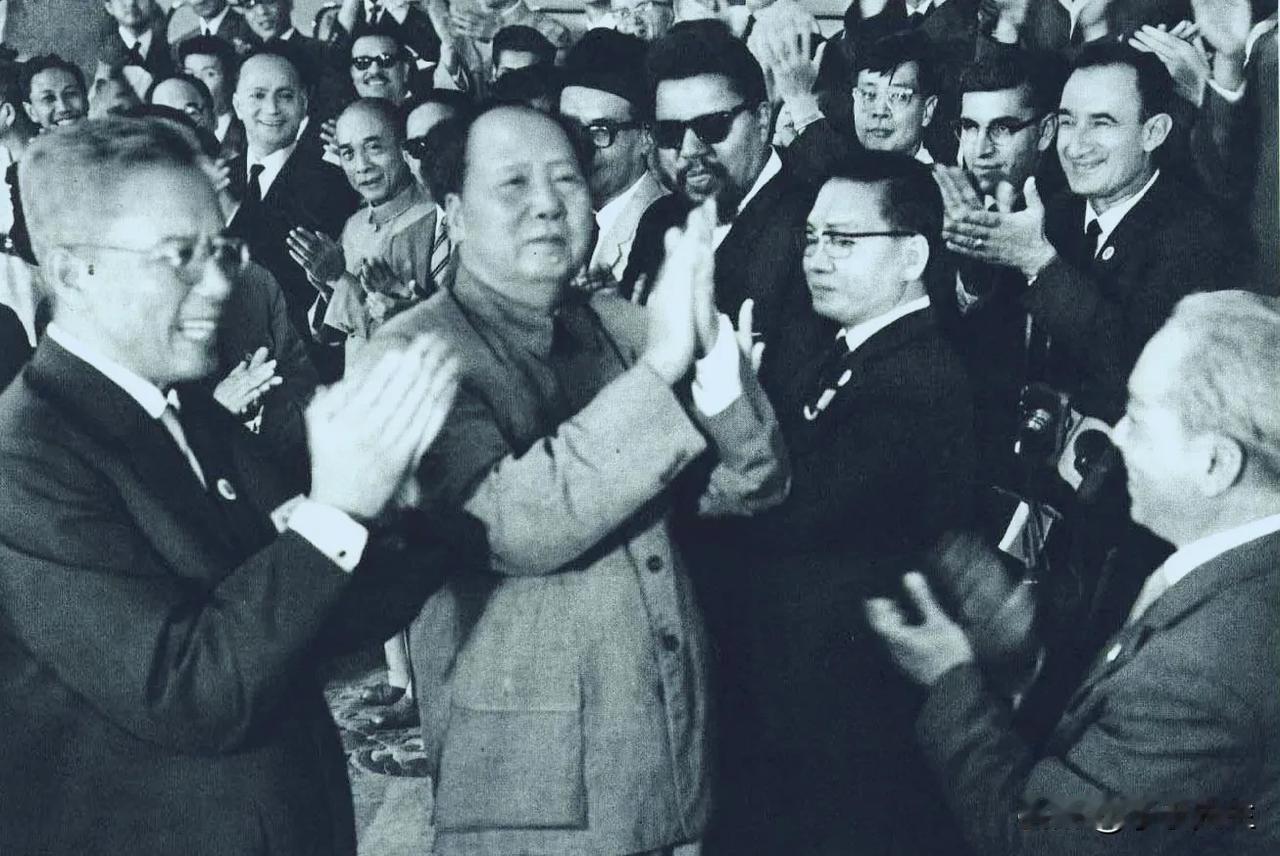 1966年7月31日，毛主席在北京亲切接见了前来参加暑期物理讨论会的33个国家和