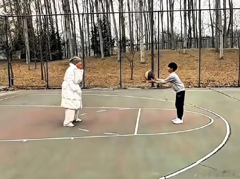 张兰和孙子孙女在北京，这两个人孩子现在回来的频繁了！不得不说，两家的这场大战，张