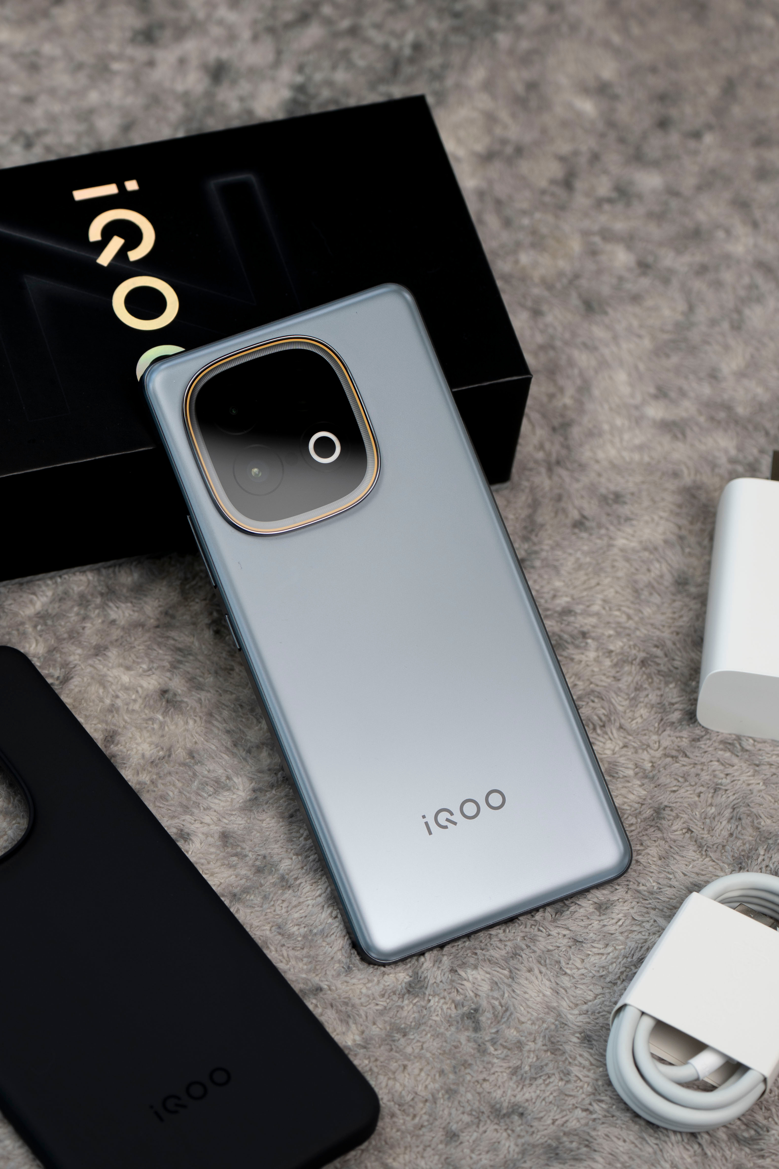 iQOOZ10Turbo+这次没有专门布景拍，就是随手扔在地毯，按了几张快门