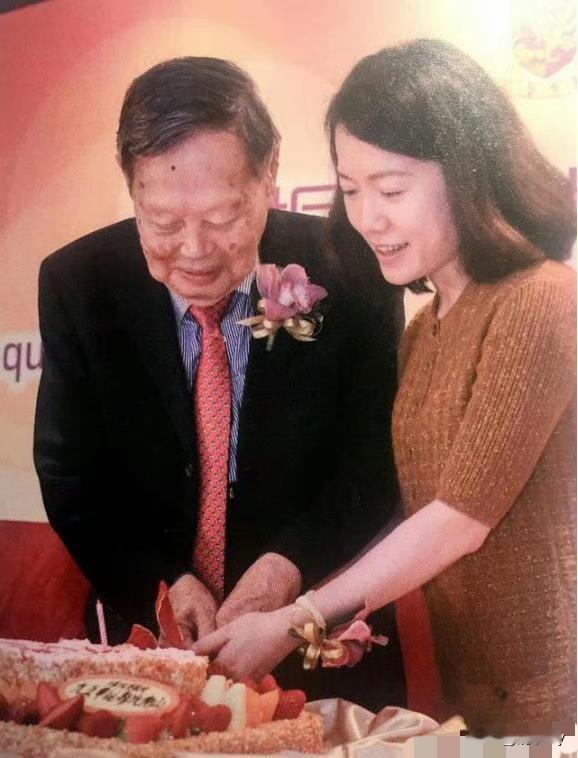 那个曾经因为娶了年轻妻子，而备受争议的老科学家杨老先生走完了他光辉灿烂的一生！