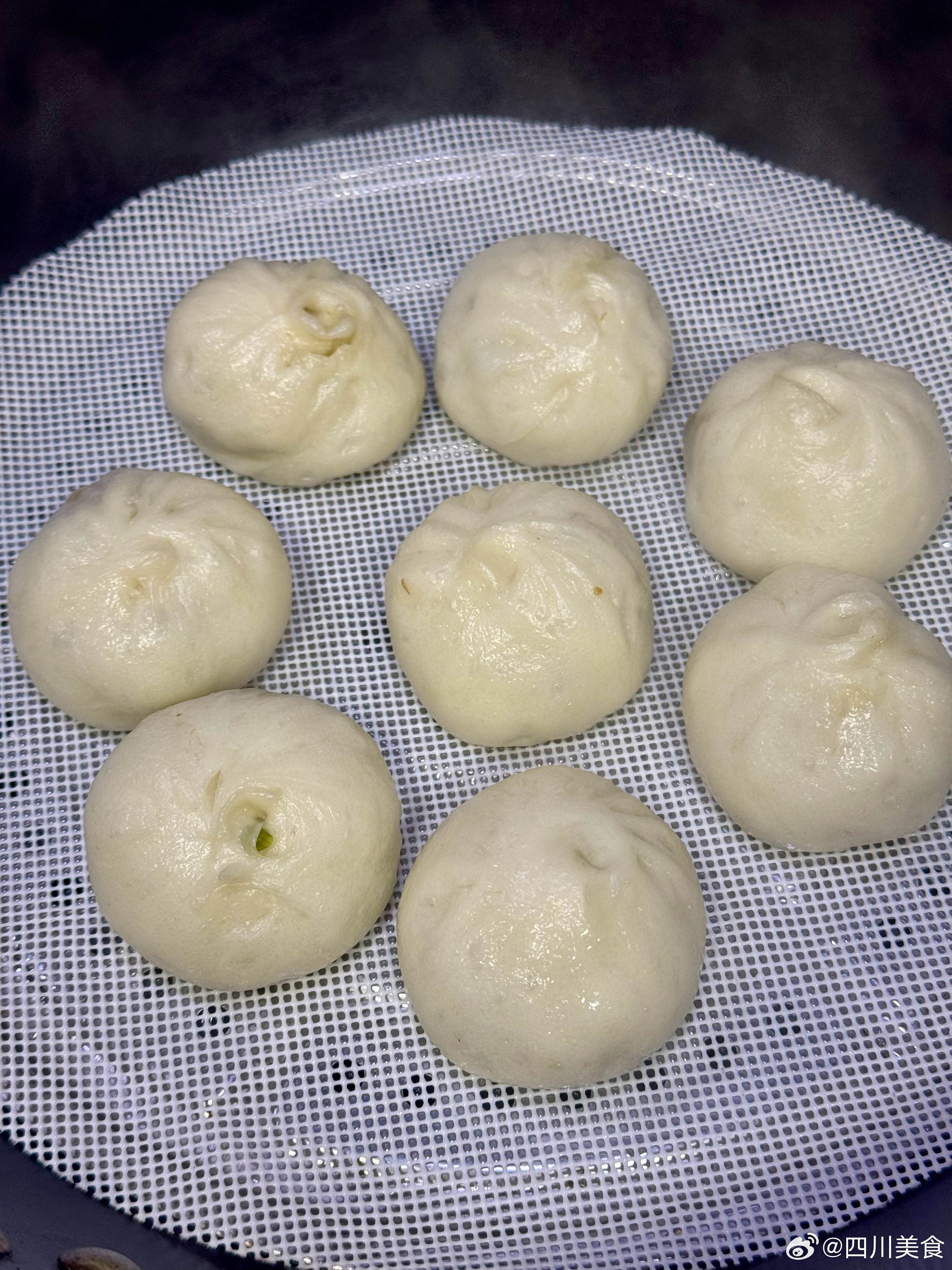 晚上吃一笼小笼包的幸福感，比早上吃高三倍。我爱纯瘦版小笼包！还有翠绿的葱，又该囤