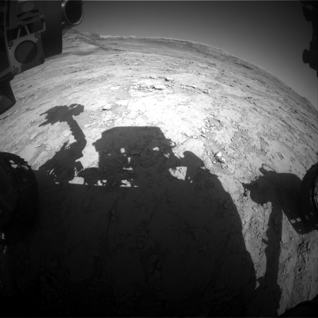 上周拍摄的两张火星原始图像：好奇号探测器在盖尔陨石坑探索时投下剪影，与此同时，毅
