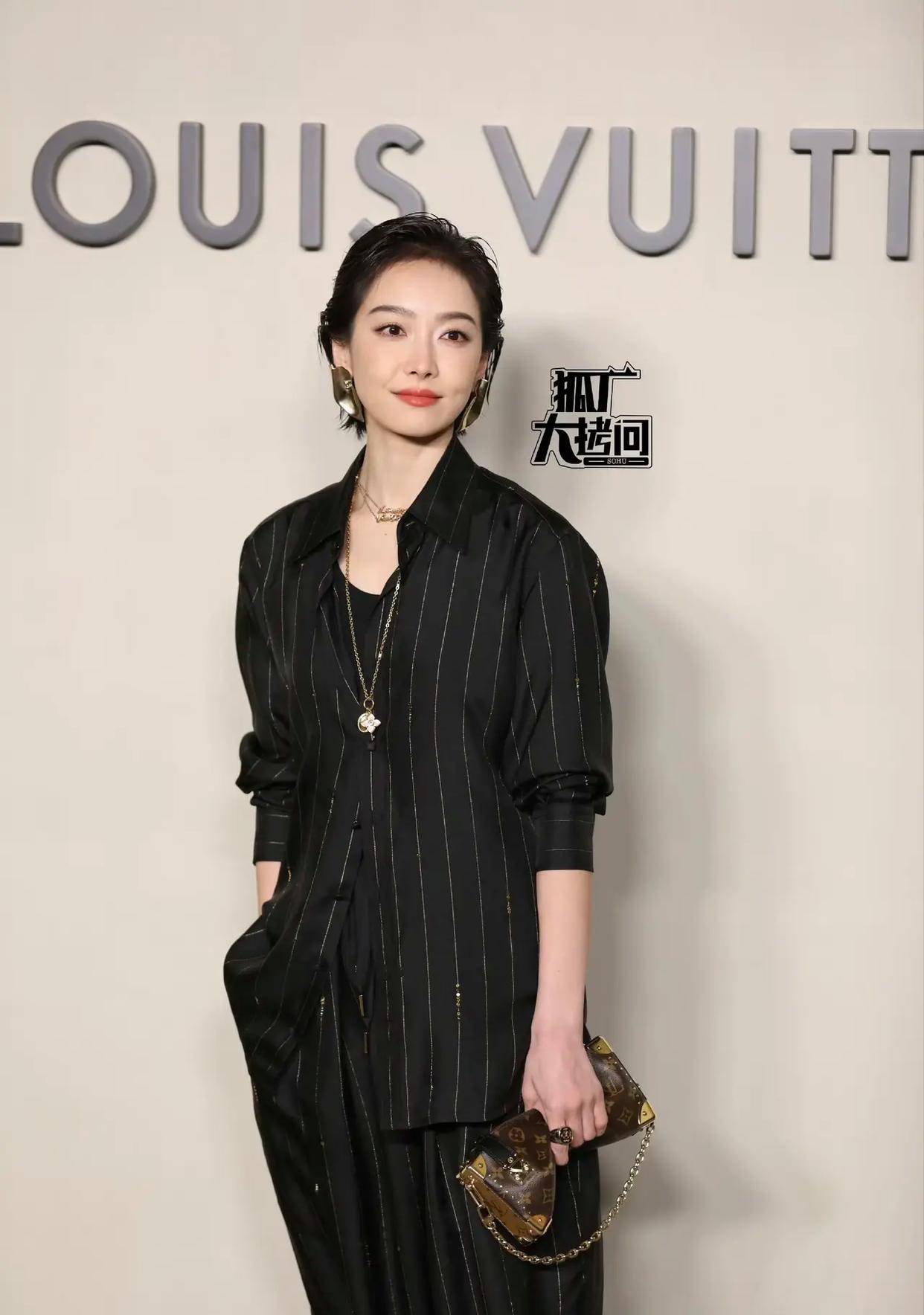 宋茜这身造型太绝了！黑色缎面背心搭配黑白条纹西装，精致妆容配利落短发，酷飒靓丽，