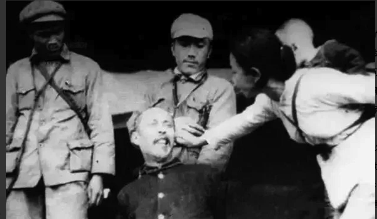 1949年，江西解放后，毛主席叫来陈正人，叮嘱道：“江西有个土匪，叫肖家璧，你回