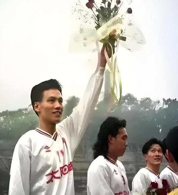 1994年，吴群立加盟香港南华队。1996年3月9日，他在对好易通的比赛中，“被