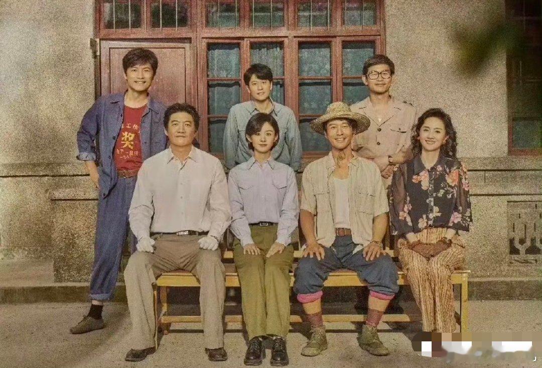 1、赵丽颖那新剧改名了，《造城者》改成《小城大事》，这名改得确实不赖，比之前那硬