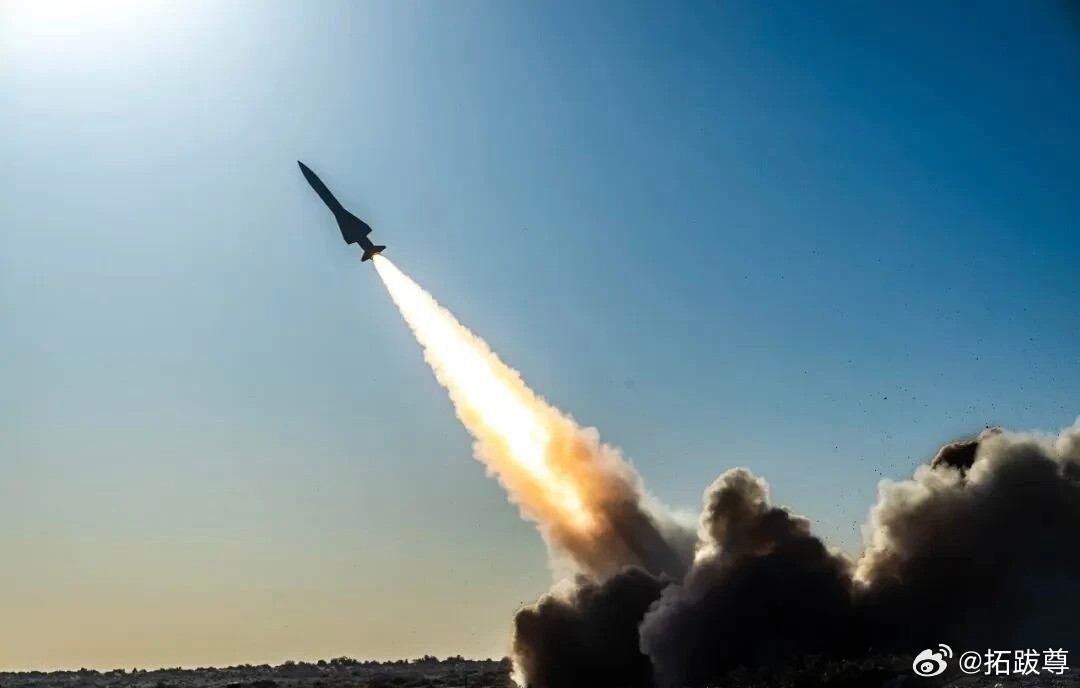 前不久，南部战区空军某部参加的一场体系对抗演练拉开战幕，“敌”灵活运用多种进袭战