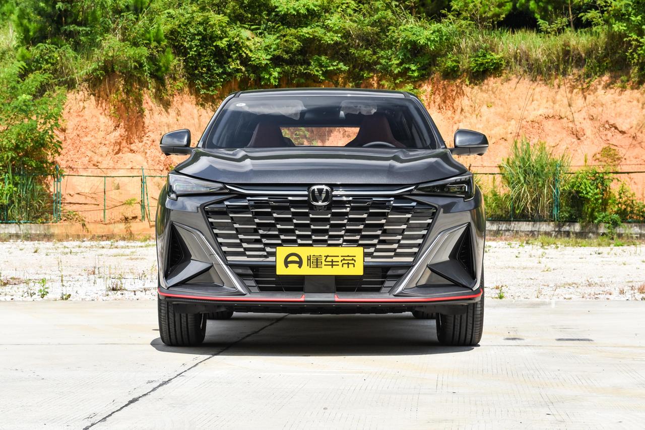 五菱星光560和长安X5PLUS都卖6万，一个动力猛一个配置花，到底谁更扛得住