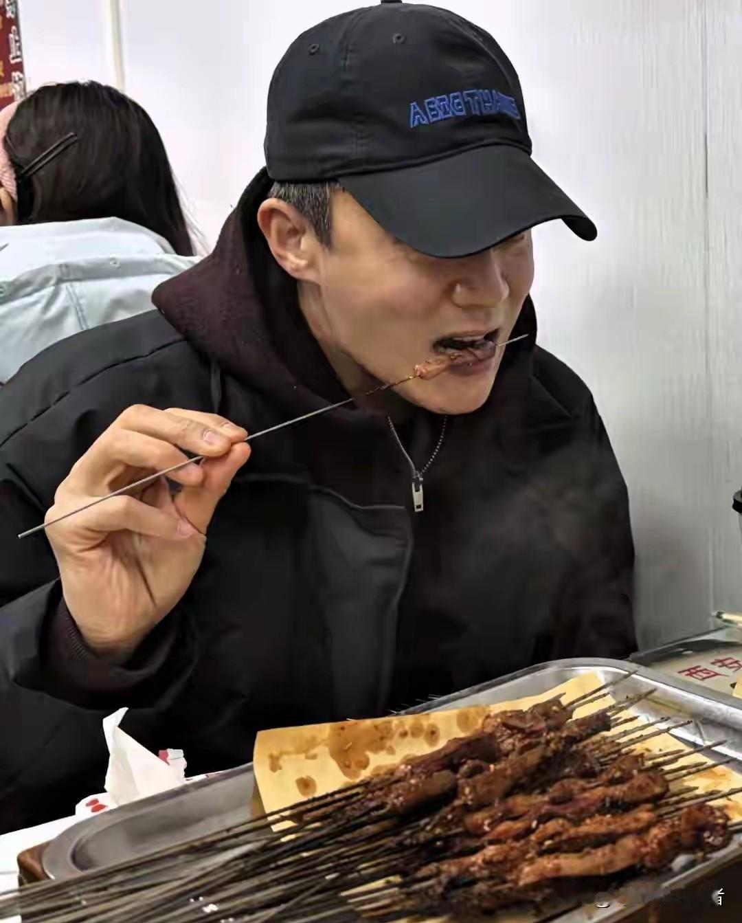 杜淳真的不如他老爹杜志国，杜淳45岁了看起来确实人到中年了，白头发也不染，拍戏休