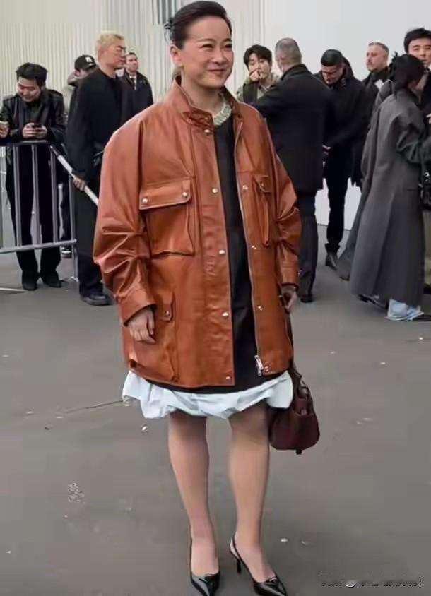 贾玲近照男相脸明显，比起两年前脸更方了，虽然她没有复胖反弹，但是梨涡女人味都消失